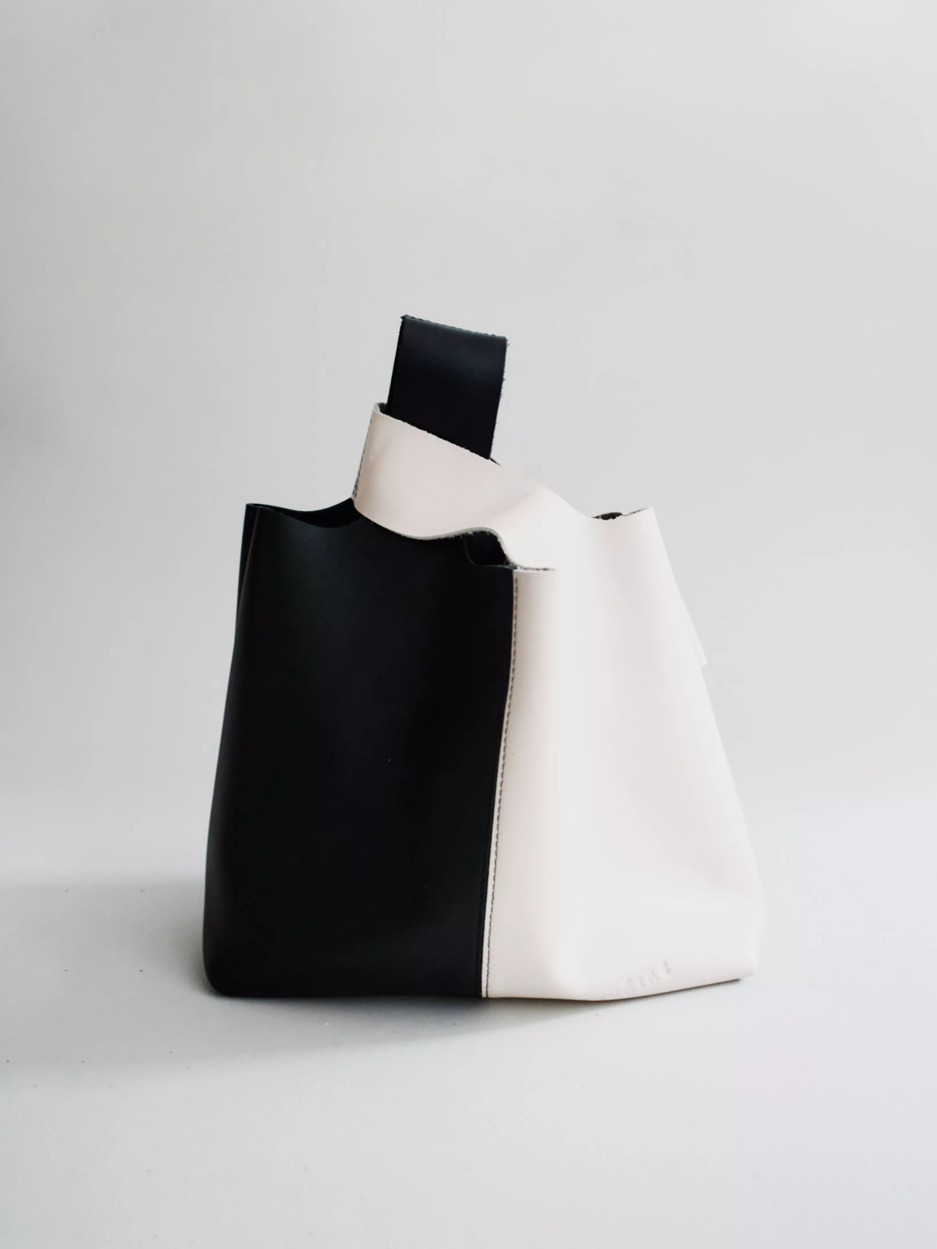 SAQUITO MINI COMBI BLANCO Y NEGRO - Imagen 3